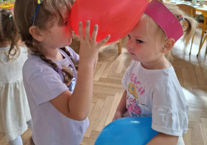 dzieci tańczą z balonami