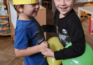 dzieci tańczą z balonami