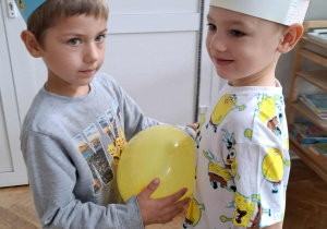 dzieci tańczą z balonami