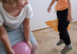 dzieci tańczą z balonami