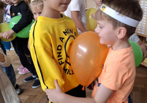 dzieci tańczą z balonami