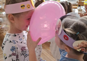 dzieci tańczą z balonami