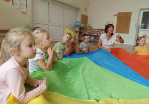 dzieci podczas zabaw z chustą animacyjną