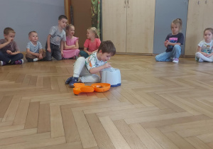 chłopiec, który chowa chrupki