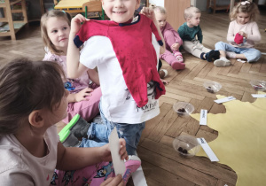Dzieci oglądają ubranka Zosi