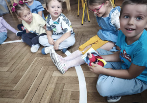Dzieci oglądają zdjęcia Zosi