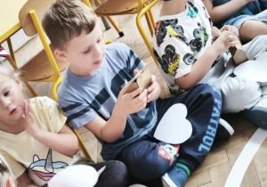 Dzieci oglądają zdjęcia Zosi