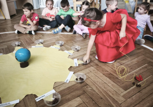 Dziewczynka nawleka korale
