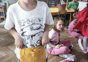 Dzieci oglądają ubranka Zosi