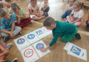 dzieci poznają znaki drogowe