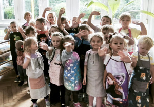 Dzieci w fartuszkach gotowe do zajęć kulinarnych