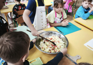 Dzieci mieszają składniki