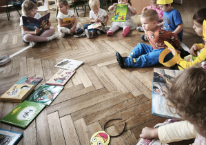 Dzieci oglądają i wybierają książki