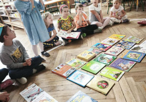 Dzieci oglądają i wybierają książki