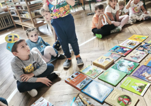 Dzieci oglądają i wybierają książki