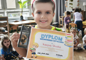 Chłopiec z dyplomem