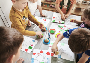 Malowanie jesiennego drzewa stemplami z ziemniaka