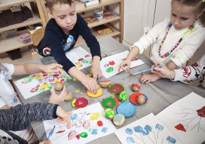 Malowanie jesiennego drzewa stemplami z ziemniaka