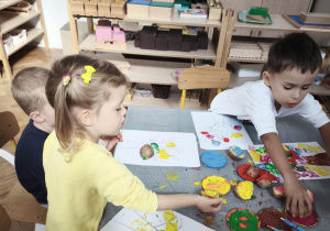 Malowanie jesiennego drzewa stemplami z ziemniaka