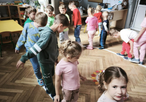 Dzieci uczestniczą lekcji ciszy - idą po elipsie