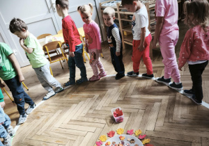 Dzieci uczestniczą lekcji ciszy - idą po elipsie