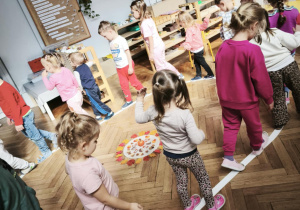 Dzieci uczestniczą lekcji ciszy - idą po elipsie