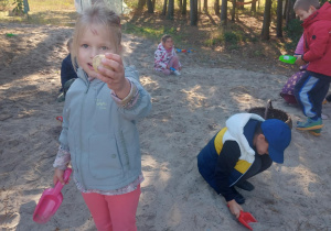 dziewczynka, która wykopała ziemniaka