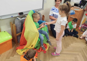 dziewczynka wręczająca prezent własnoręcznie wykonany