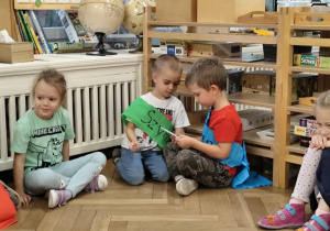 chłopcy oglądający swoje prezenty