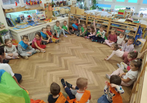 Dzieci zebrane w kręgu - powitanie chłopców