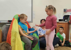 dziewczynka wręczająca prezent własnoręcznie wykonany