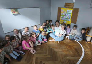 Na zdjęciu widzimy grupkę dzieci oraz mamę chłopca, która odwiedziła nas i nam przeczytała dwie bajki.