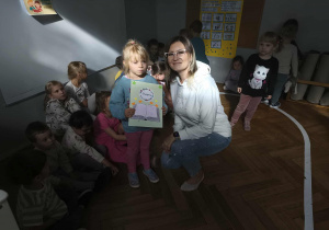 Na zdjęciu widzimy dziewczynkę i mamę Mateusza. Dziewczynka przekazała Pani podziękowanie za zaangażowanie w akcję "Głośnego Czytania" w grupie.