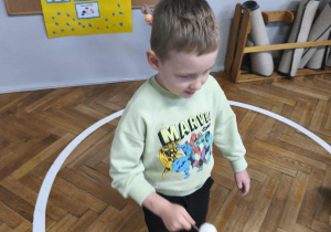 Na zdjęciu widzimy chłopców, którzy wykonują zadania od dziewczynek i wróżki.