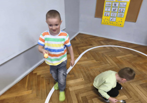 Na zdjęciu widzimy chłopców, którzy wykonują zadania od dziewczynek i wróżki.