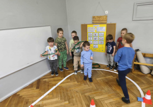 Na zdjęciu widzimy chłopców, którzy pokonują tor przeszkód.
