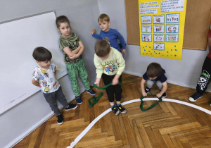 Na zdjęciu widzimy chłopców, którzy pokonują tor przeszkód.