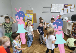 Na zdjęciu widzimy wszystkie dzieci, które bawią się do muzyki rozrywkowej.