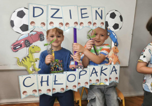 Na zdjęciu widzimy chłopców, którzy pozują do zdjęcia z fotobudką.