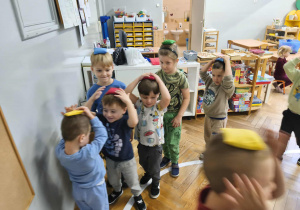 Na zdjęciu widzimy chłopców, którzy wykonują zadania od dziewczynek i wróżki.