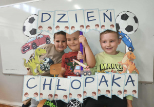 Na zdjęciu widzimy chłopców, którzy pozują do zdjęcia z fotobudką.