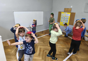 Na zdjęciu widzimy chłopców, którzy wykonują zadania od dziewczynek i wróżki.