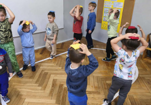 Na zdjęciu widzimy chłopców, którzy wykonują zadania od dziewczynek i wróżki.