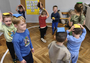 Na zdjęciu widzimy chłopców, którzy wykonują zadania od dziewczynek i wróżki.