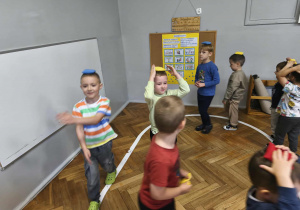 Na zdjęciu widzimy chłopców, którzy wykonują zadania od dziewczynek i wróżki.