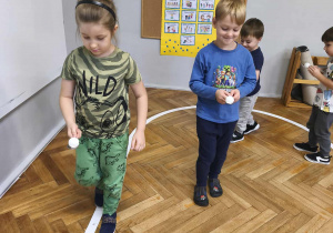 Na zdjęciu widzimy chłopców, którzy wykonują zadania od dziewczynek i wróżki.