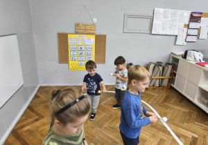 Na zdjęciu widzimy chłopców, którzy wykonują zadania od dziewczynek i wróżki.