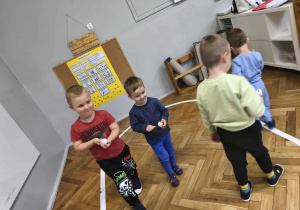 Na zdjęciu widzimy chłopców, którzy wykonują zadania od dziewczynek i wróżki.