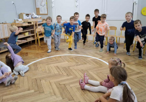 chłopcy skaczą na jednej nodze