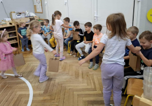 dziewczynki wręczają prezenty chłopcom